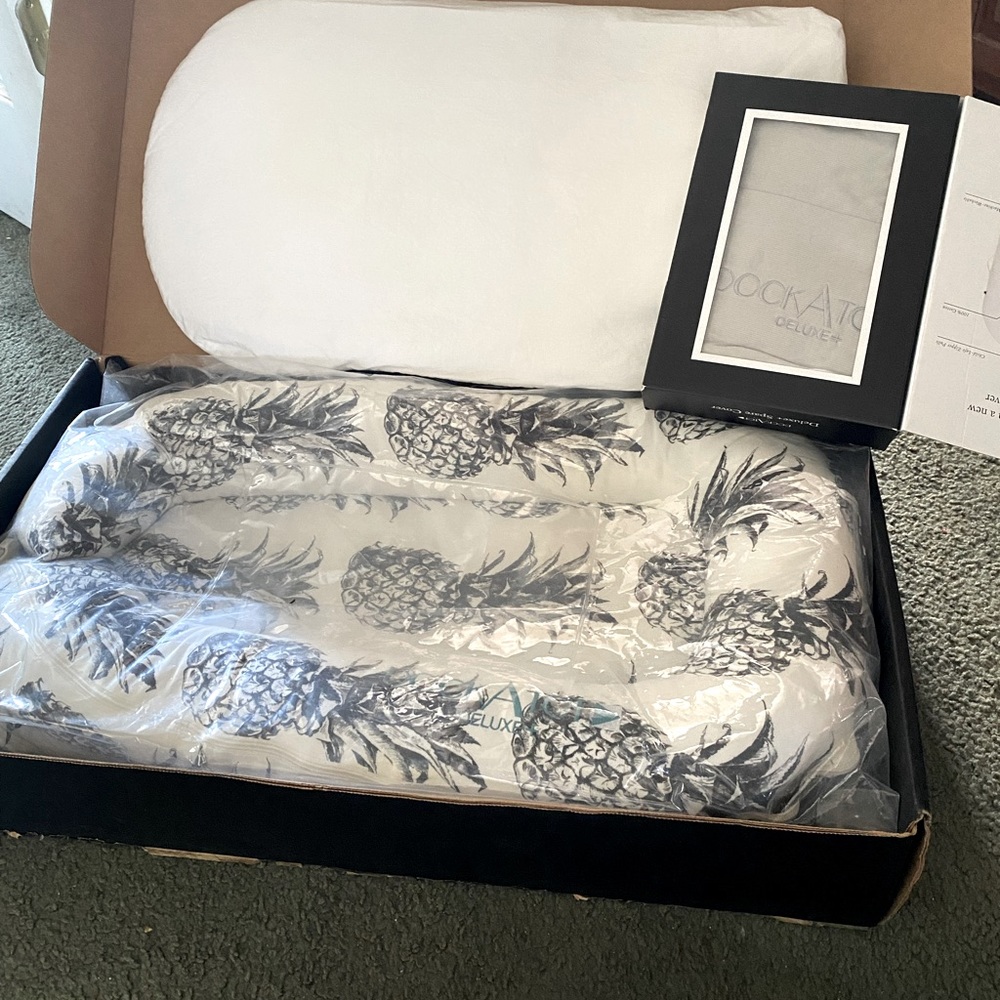 Dockatot Deluxe with extra pad and cover